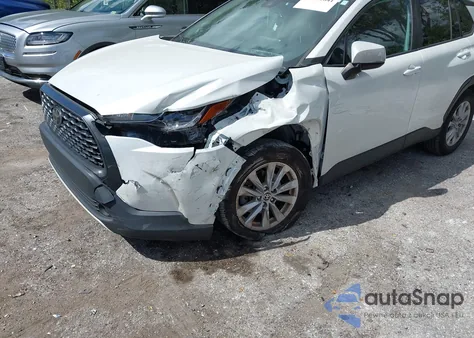 2022 Toyota Corolla Cross Le z USA, uszkodzony, nr VIN 7MUCAAAG9NV019636